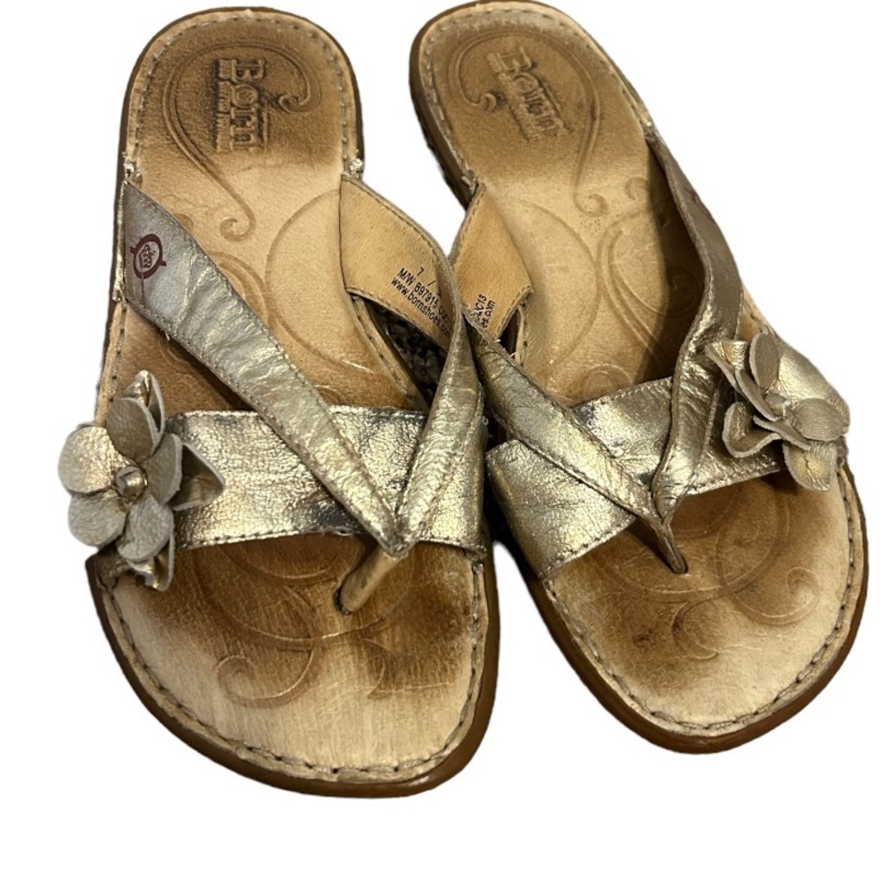Born gold leather flip flops with flower detail / born shoes / size 7 sh…